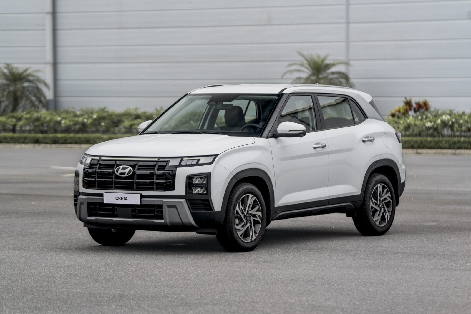 Hyundai Creta 2025 màu trắng trong phố